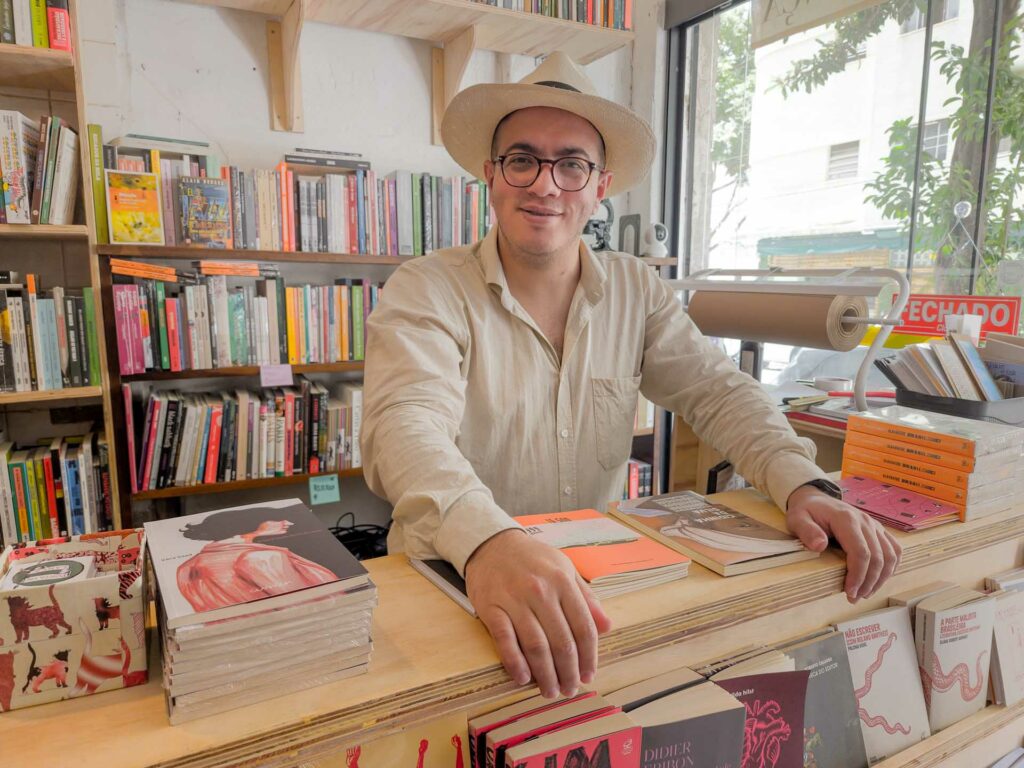 Bruno Eliezer no balcão de atendimento da Livraria Ponta de Lança em São Paulo.